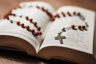 A liturgia das horas convida os fiéis à oração comunitária que une a Igreja, apresentado por Jose Eduardo De Oliveira e Silva.