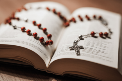 A liturgia das horas convida os fiéis à oração comunitária que une a Igreja, apresentado por Jose Eduardo De Oliveira e Silva.