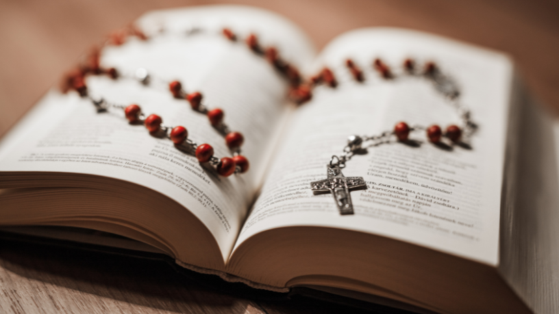 A liturgia das horas convida os fiéis à oração comunitária que une a Igreja, apresentado por Jose Eduardo De Oliveira e Silva.