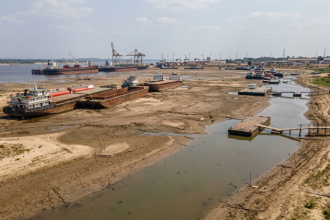 Seca na Amazônia aumenta risco para Manaus: o que a baixa dos rios pode mudar no combustível, nas cargas e nos preços