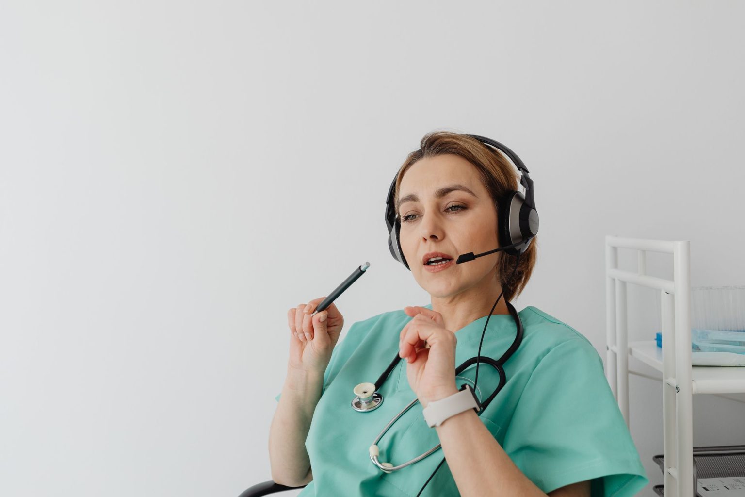 Profissional de saúde usando headset durante uma consulta médica on-line.