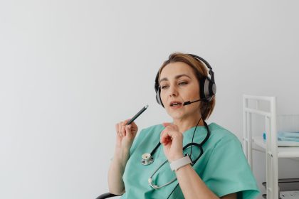 Profissional de saúde usando headset durante uma consulta médica on-line.