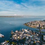 Vista aérea de Manaus, com a área urbana e a ponte Rio Negro ao fundo.