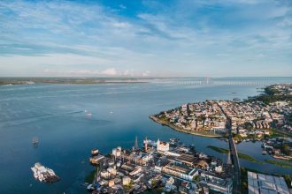 Vista aérea de Manaus, com a área urbana e a ponte Rio Negro ao fundo.