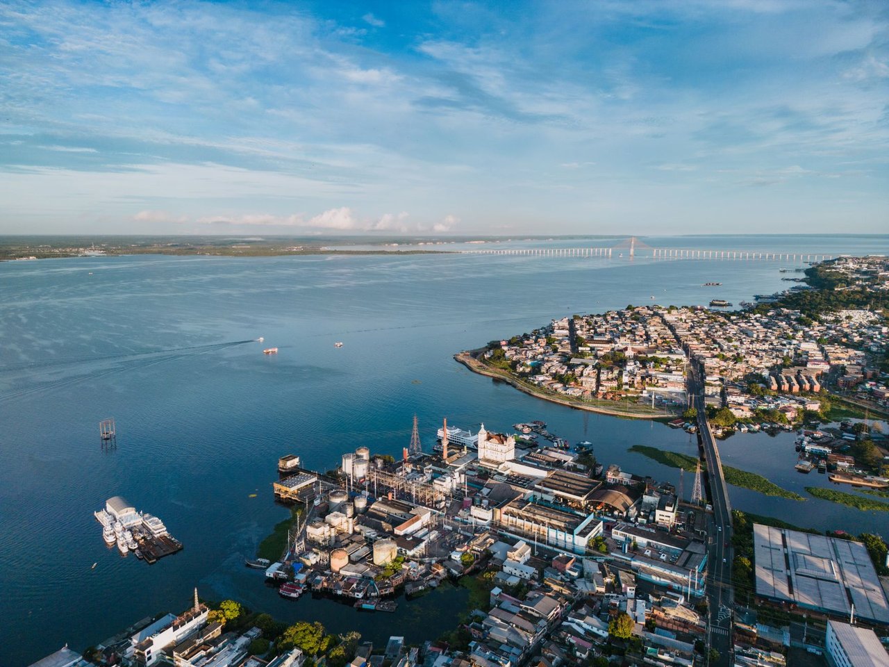 Vista aérea de Manaus, com a área urbana e a ponte Rio Negro ao fundo.
