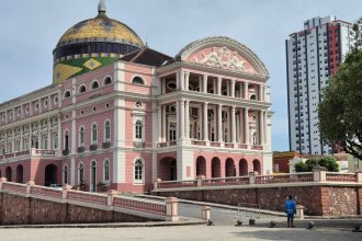 Fachada colorida do Teatro Amazonas, um dos principais cartões-postais de Manaus.