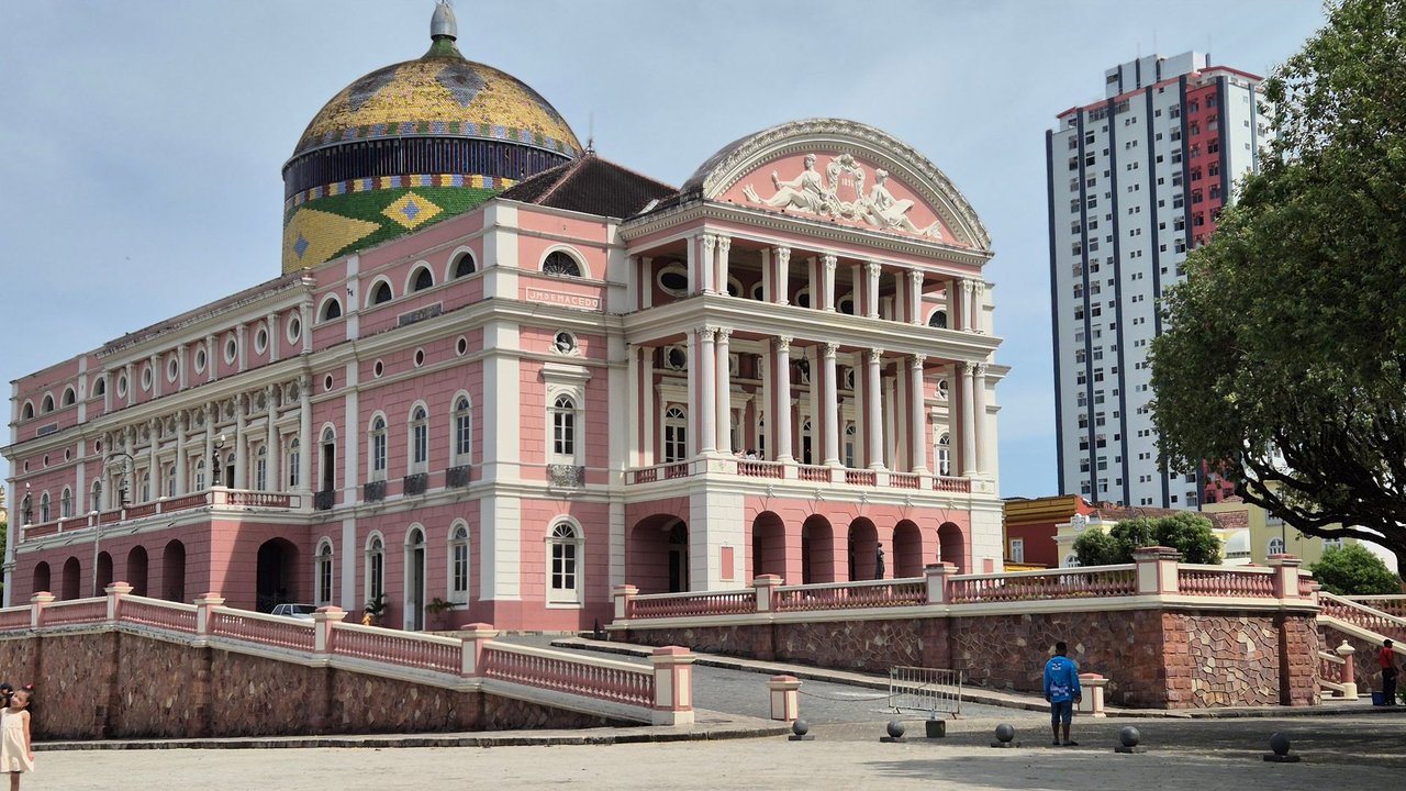 Fachada colorida do Teatro Amazonas, um dos principais cartões-postais de Manaus.