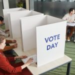 Eleitores registram seus votos em uma seção eleitoral durante o dia de votação.