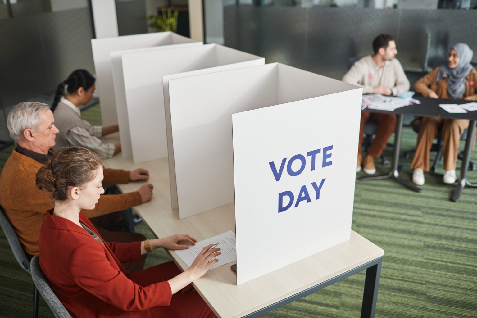 Eleitores registram seus votos em uma seção eleitoral durante o dia de votação.