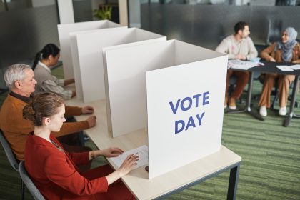 Eleitores registram seus votos em uma seção eleitoral durante o dia de votação.