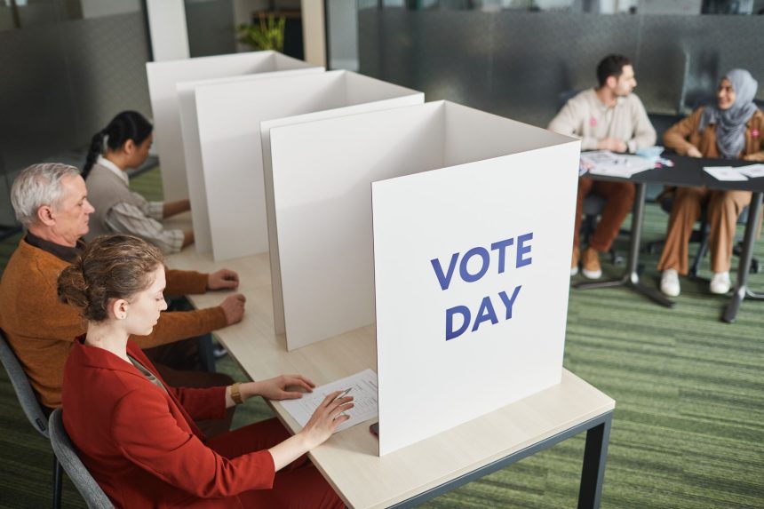 Eleitores registram seus votos em uma seção eleitoral durante o dia de votação.